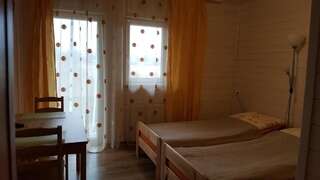 Дома для отпуска Biały Domek (blisko tężni) Цехоцинек Двухместный номер с 2 отдельными кроватями и дополнительной кроватью-2